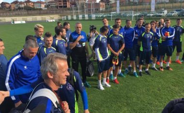 Kryeministri në Drenas, ndjek nga afër stërvitjen e futbollistëve të Kosovës (Foto)