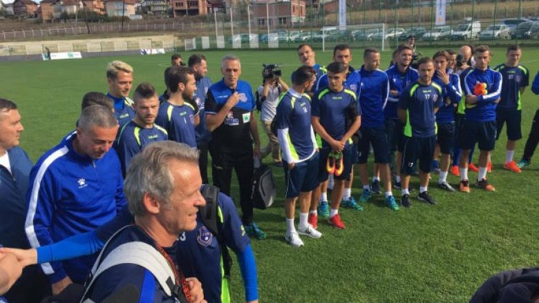 Kryeministri në Drenas, ndjek nga afër stërvitjen e futbollistëve të Kosovës (Foto)