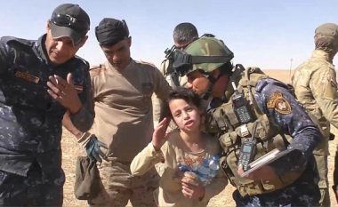Shpëtojnë 10-vjeçaren nga ISIS-i, vogëlushja: Më lejoni t’ju puth këmbët (Video)
