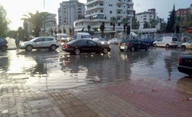 Moti i keq shkatërron shumë lokale në Vlorë