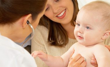 Takimi i parë i foshnjës me pediatrin