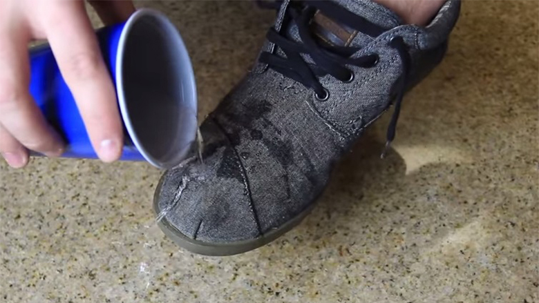 Truk i mahnitshëm: Kurrë më nuk do të keni këpucë të lagura! (Video)