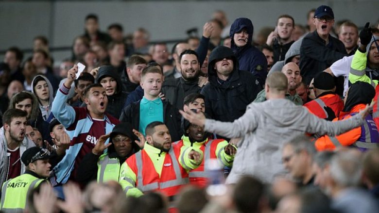 Përleshja e tifozëve që mund tu ketë ikur nga ndeshja West Ham-Chelsea (Foto)
