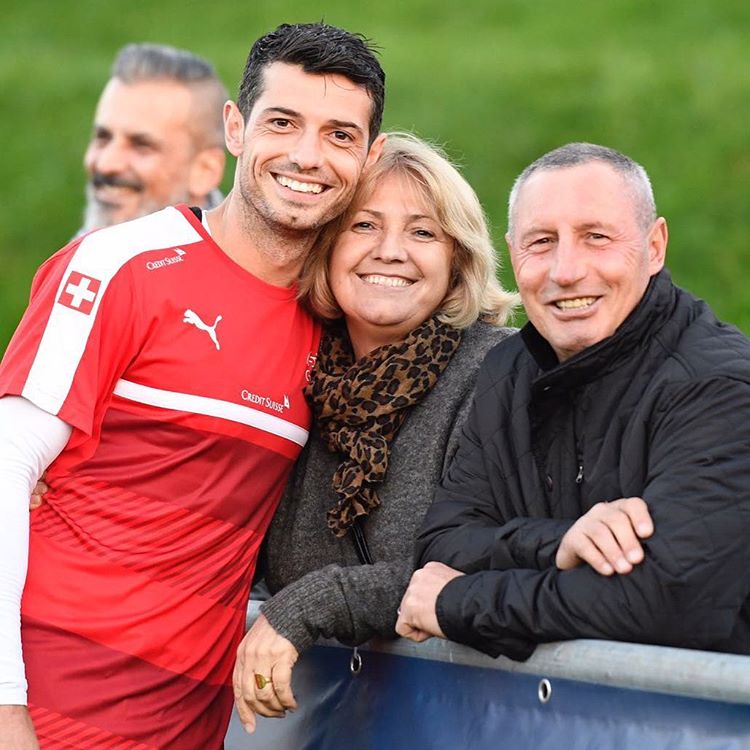 Futbollisti i falënderon prindërit e tij. 