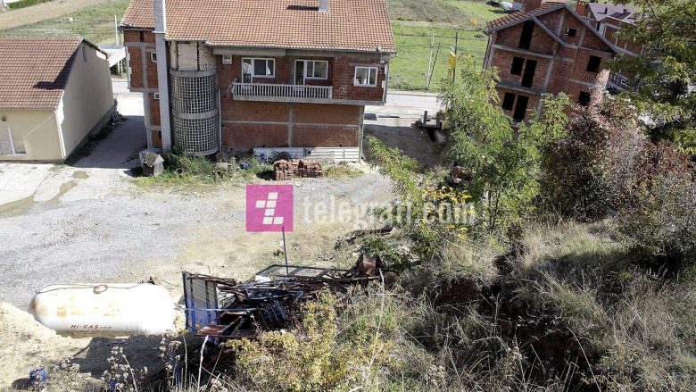 Kur jeta është e rrezikuar vazhdimisht: Banorëve të fshatit Llukar u “rrëshqasin” shtëpitë, shkaku i terrenit të lagësht (Foto)