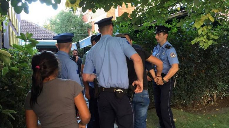 Rrahje në kafiteri, arrestohen disa persona (Foto/Video)