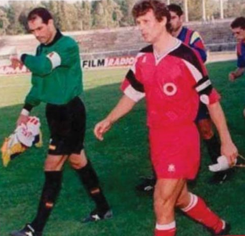 Andoni Zubizarreta dhe Sokol Kushta para fillimit të ndeshjes në vitin 1993.