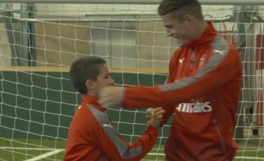 Xhaka e Sanchez befasojnë dy fansa të vegjël (Video)