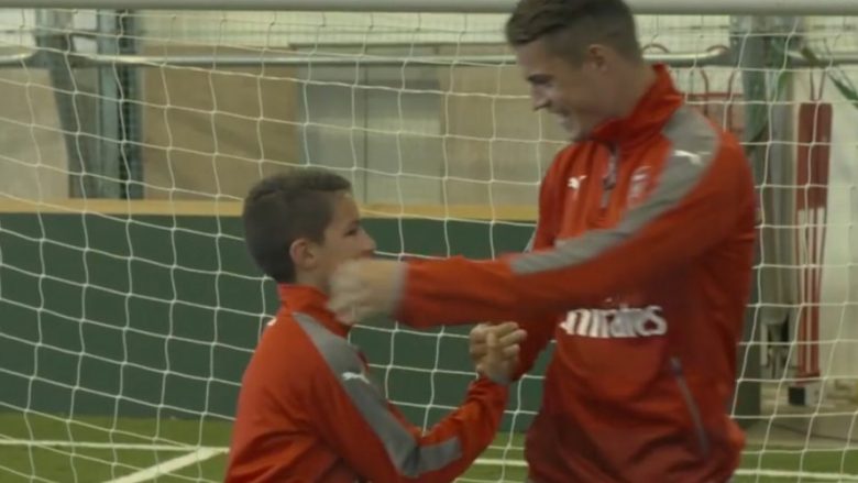 Xhaka e Sanchez befasojnë dy fansa të vegjël (Video)