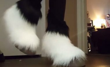 Çizmet ‘këmbë kali’ që po bëjnë xhiro në internet (Foto)