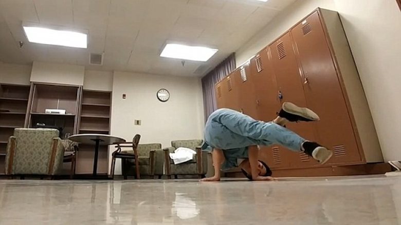 Mjeku shfrytëzon pauzën për të vallëzuar breakdance në spital (Foto/Video)