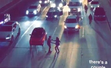 Çifti bllokon trafikun, kërcen në mes të rrugës (Video)