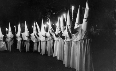 Ku Kluks Klan organizon festë fitoreje për Trump: E zgjodhëm president! (Foto)