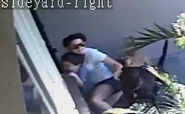 Pamje rrëqethëse: Nëna shpëton të birin dy vjeç që sulmohet nga qentë (Foto/Video, +16)