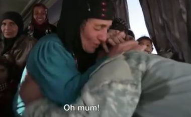 Momenti prekës: Ushtari që lufton kundër ISIS-it, ribashkohet me nënën që nuk e kishte parë mbi dy vite (Foto/Video)