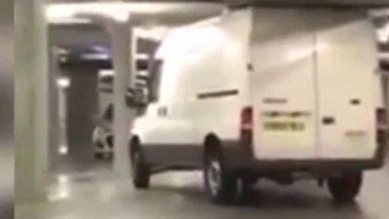 Përpiqet të parkojë furgonin, por shihni kaosin që shkakton (Video)