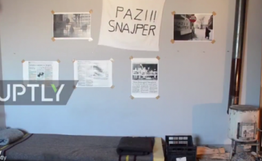 Ky hotel në Sarajevë i “kthen” mysafirët në luftë: Kujdes nga snajperisti (Foto/Video)