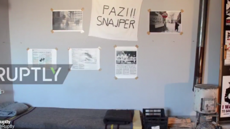 Ky hotel në Sarajevë i “kthen” mysafirët në luftë: Kujdes nga snajperisti (Foto/Video)