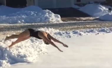 Të “notosh” në borë, shikoni sjelljet qesharake të njerëzve nëpër botë (Video)