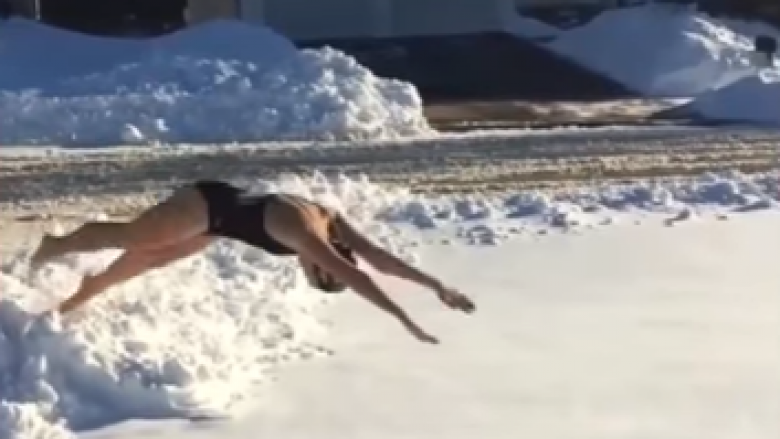 Të “notosh” në borë, shikoni sjelljet qesharake të njerëzve nëpër botë (Video)