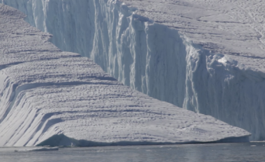 Momenti i thyerjes së një ajsbergu (Video)
