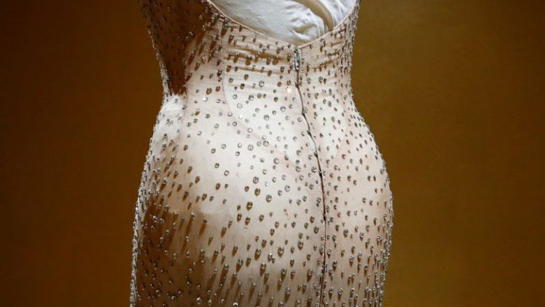 Shitet fustani ikonik i Marilyn Monroe, nuk do të besoni për çfarë çmimi… (Foto)