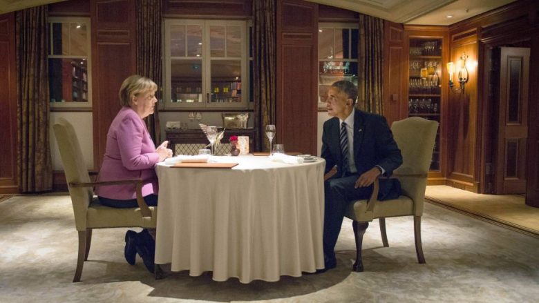 Darka “romantike” e Obamës dhe Merkel: Më telefono kur të duash (Foto)