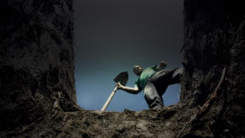 Mësoni arsyen pse njerëzit e vdekur varrosen dy metra nën dhe (Foto)