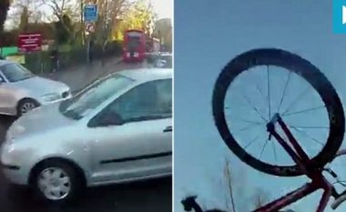 Çiklisti filmon momentin kur përplaset keq me makinën (Video, +16)