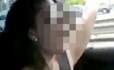 Gruaja shokon shoferët duke vozitur e lakuriqur veturën nëpër autostradë (Foto/Video, +18)