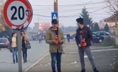 Shikoni si reagojnë qytetarët e Gjakovës, kur para këmbëve të tyre hidhet “dinamit” (Video)