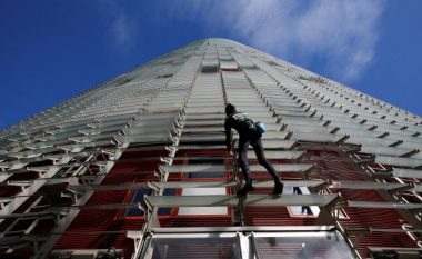 “Njeriu merimangë” nga Franca ngjitet në ndërtesën më të lartë në Barcelonë (Foto)