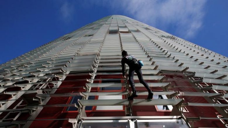 “Njeriu merimangë” nga Franca ngjitet në ndërtesën më të lartë në Barcelonë (Foto)