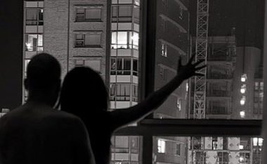 Filmohen duke bërë seks në dritaren e hotelit (Foto/Video, +18)