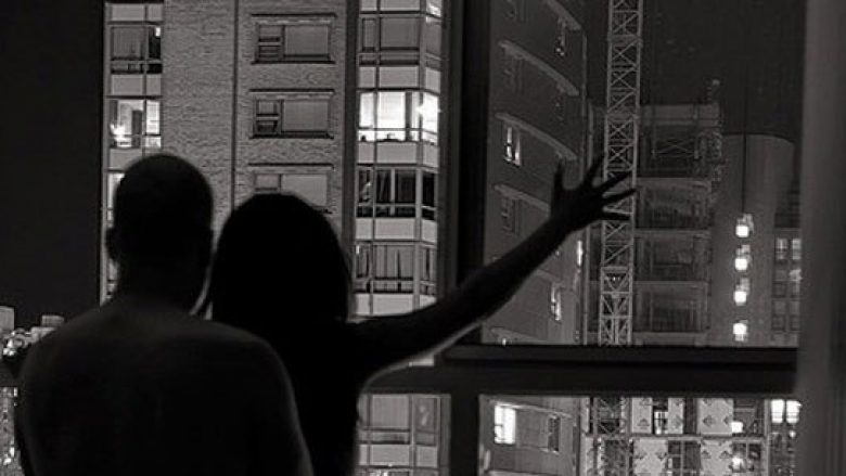 Filmohen duke bërë seks në dritaren e hotelit (Foto/Video, +18)