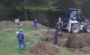 Surpriza e pakëndshme, punëtorët përballen me diçka të frikshme (Video)