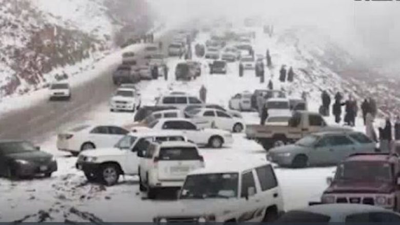 Në Arabinë Saudite bie borë në shkretëtirë, shikoni reagimet e banorëve (Video)