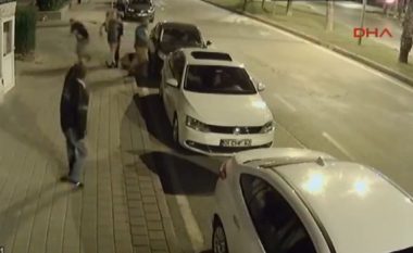 Publikohen pamjet rrëqethëse: Qëllohet me revole në kokë në qendër të qytetit (Video, +18)