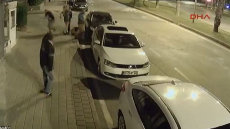 Publikohen pamjet rrëqethëse: Qëllohet me revole në kokë në qendër të qytetit (Video, +18)