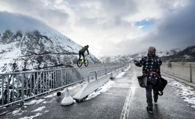 Trimëri apo çmenduri: Vozit biçikletën mbi rrethojën e digës 200 metra të lartë (Foto/Video)