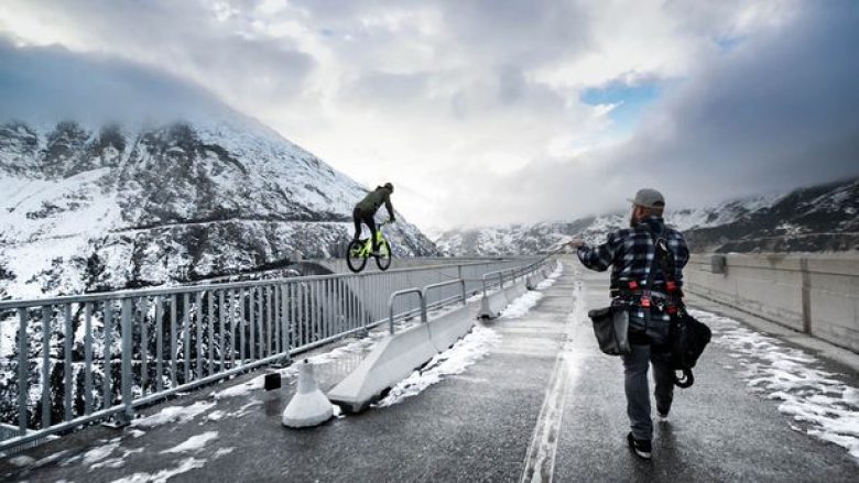 Trimëri apo çmenduri: Vozit biçikletën mbi rrethojën e digës 200 metra të lartë (Foto/Video)