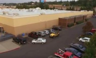 Priste të parkonte veturën pranë qendrës tregtare kur befasisht një shofer tjetër ia zë vendin, shikoni çfarë ndodh më pas (Video)