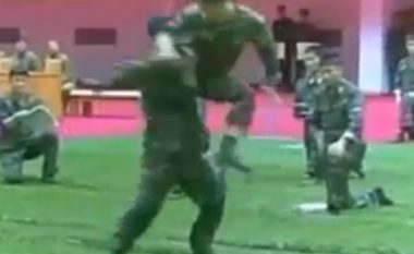 Ushtria e Kim Jong-Un: Shikoni si thyejnë tulla me kokë dhe shtrembërojnë armatura me dorë (Foto/Video)