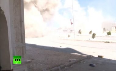 Granata dhe plumba fluturojnë nga të gjitha anët: Shikoni si duket Aleppo në vijën e parë të frontit (Video, +18)