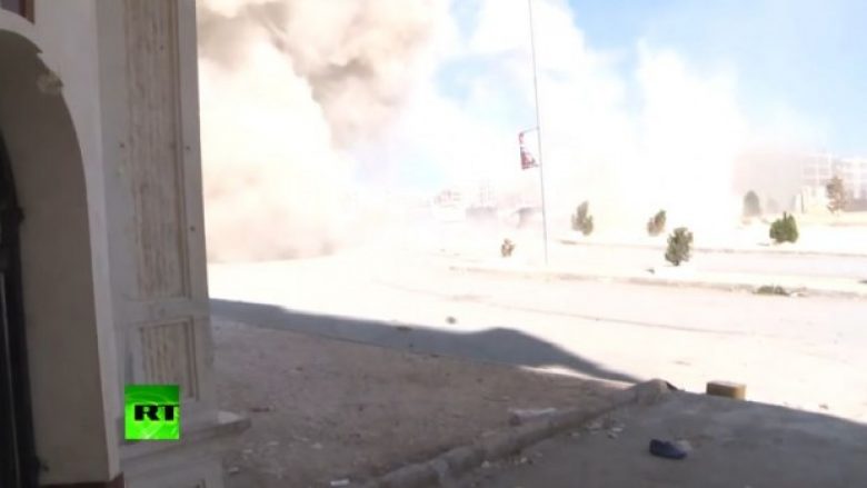 Granata dhe plumba fluturojnë nga të gjitha anët: Shikoni si duket Aleppo në vijën e parë të frontit (Video, +18)