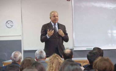 Behgjet Pacolli ligjëron para studentëve të Universitetit “Haxhi Zeka”