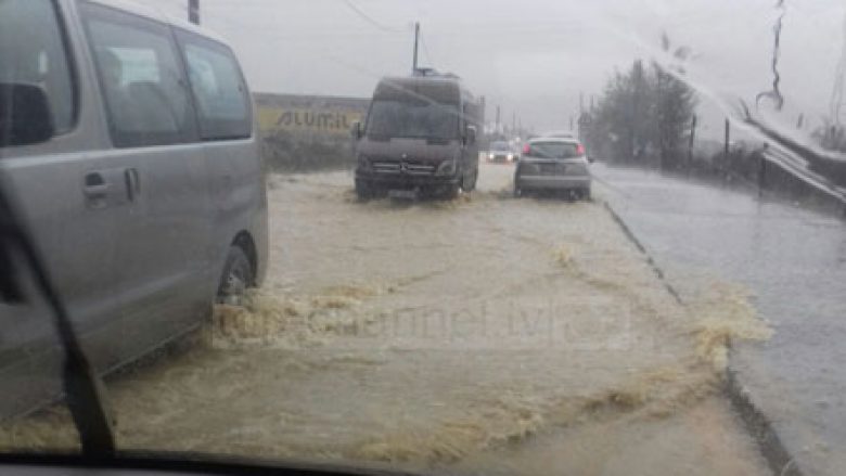 Situatë kaotike në Shqipëri, pezullohet mësimi në të gjithë vendin