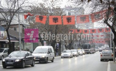 Kush i hoqi flamujt kuqezi nga qendra e Prishtinës? (Foto)