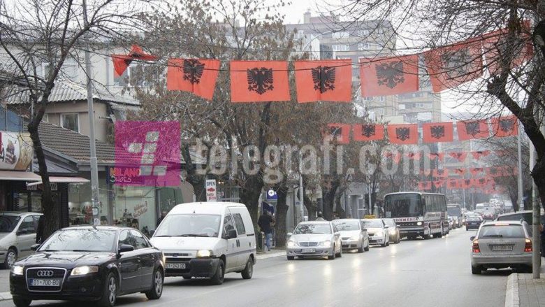 Kush i hoqi flamujt kuqezi nga qendra e Prishtinës? (Foto)