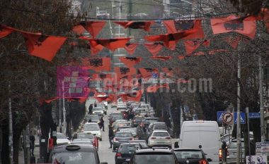 Vazhdon festa në kryeqytet, kuq e zi gjithandej (Foto)